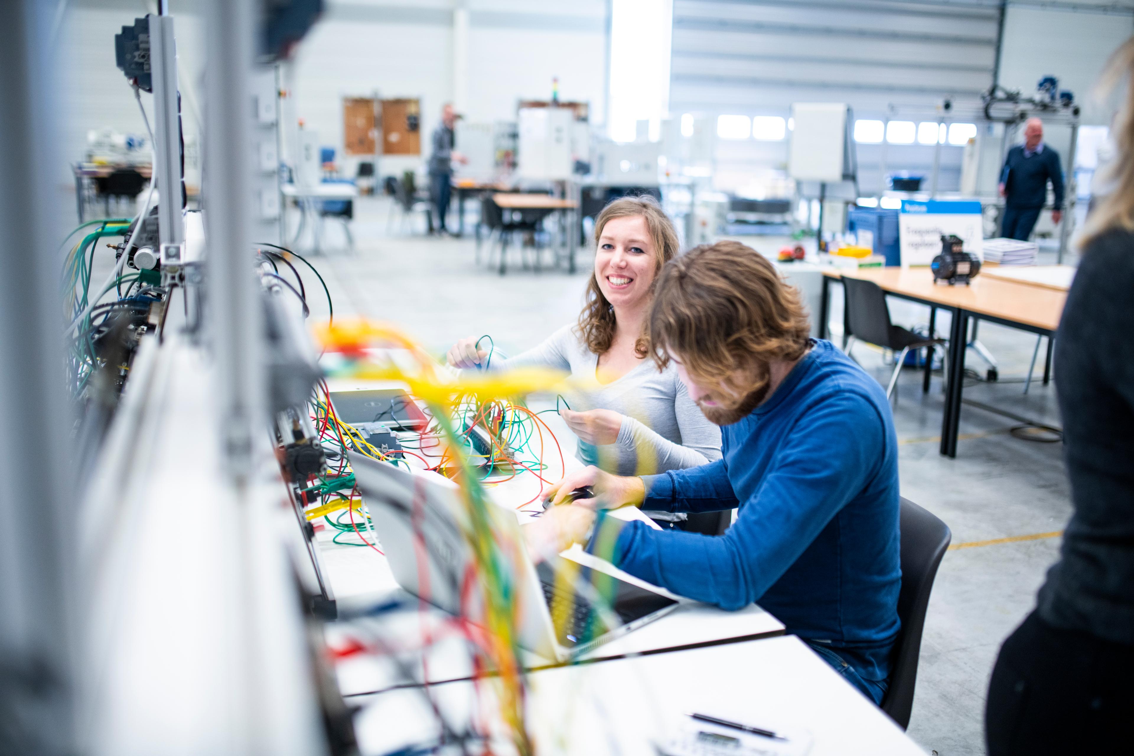 Aan het werk in de cursus PLC-systemen