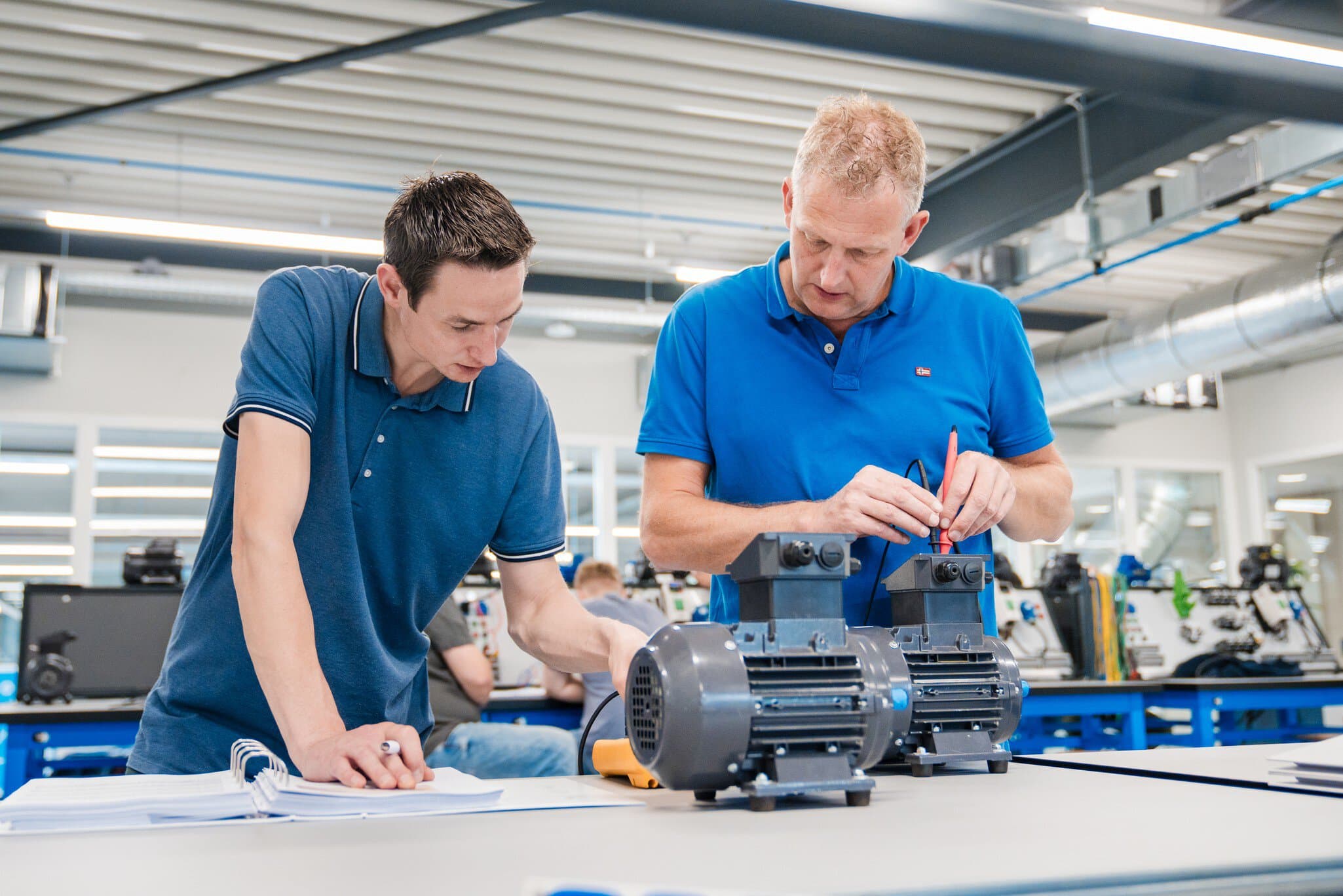 Practicumopdrachten met echte installaties.