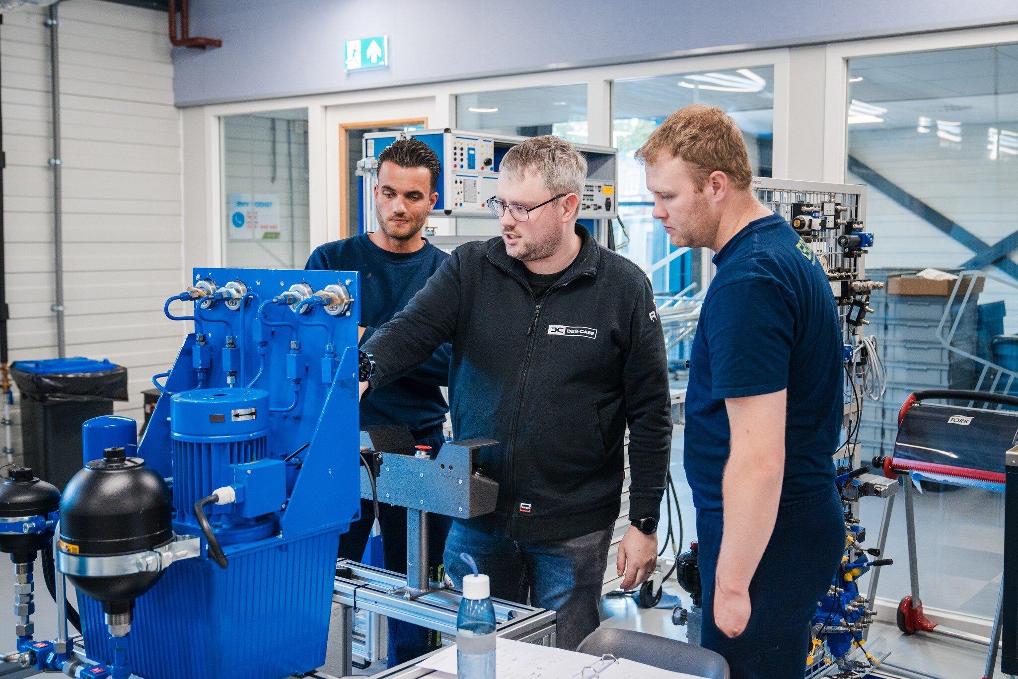 Practicumopdrachten met echte installaties.